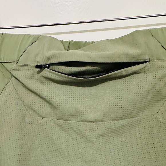 H&M Move Athletic Short Women’s Medium Light Olive Green 3” Inseam - Picture 4 of 7